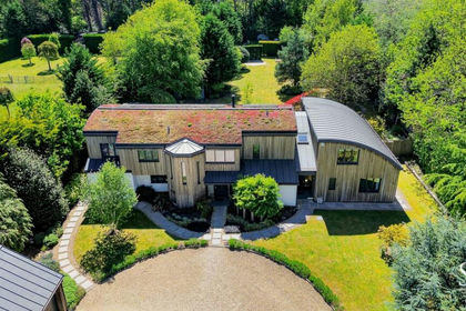 1 acre of House with Land for sale in Finchampstead