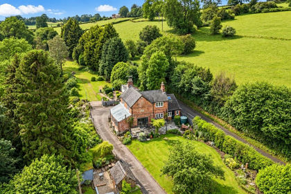 2 acres of Cottage for sale in Mayfield