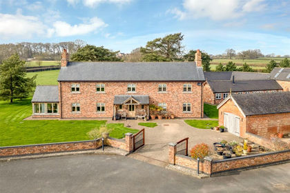 2.7 acres of Farmhouse for sale in Market Bosworth