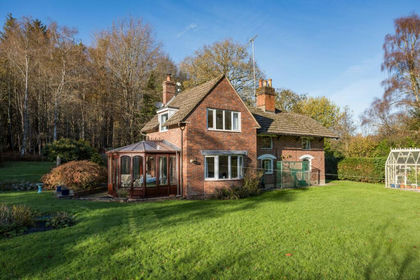 1.5 acres of Cottage for sale in Ashurst Wood