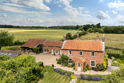 3 acres of Farmhouse for sale in Welton le Marsh