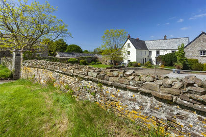 3.8 acres of Farmhouse for sale in Horwood, Lovacott and Newton Tracey