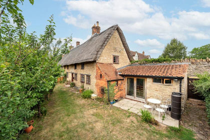 1.4 acres of Cottage for sale in Pavenham