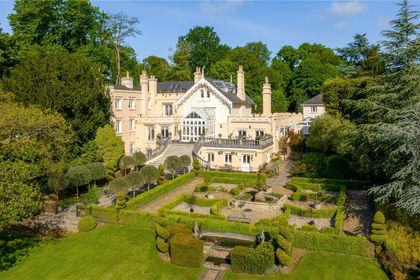 15.9 acres of Estate for sale in Hendon