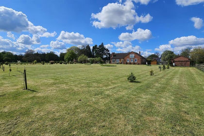 7 acres of House with Land for sale in Whatton-in-the-Vale