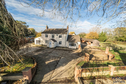 1 acre of House with Land for sale in Lydiard Tregoze