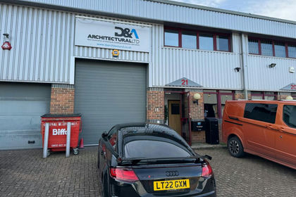 Warehouse for sale in Batchworth