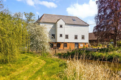 2.9 acres of House with Land for sale in Loxwood