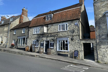 Pub for sale in Mere