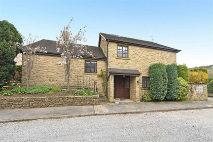 2.8 acres of House with Land for sale in Chapel-en-le-Frith