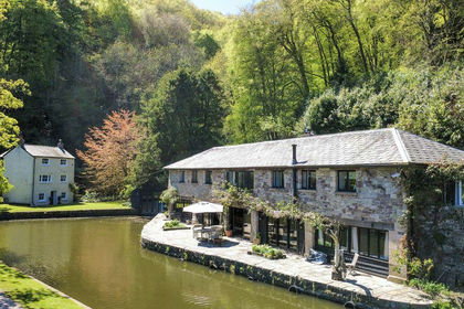 11 acres of House with Land for sale in Llanfoist Fawr
