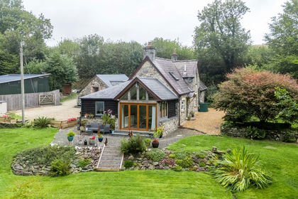 1 acre of Cottage for sale in Llanybydder
