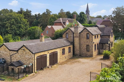 2.3 acres of House with Land for sale in Hornchurch and Upminster