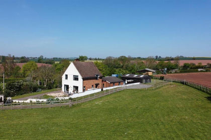 1.7 acres of House with Land for sale in Weston under Penyard