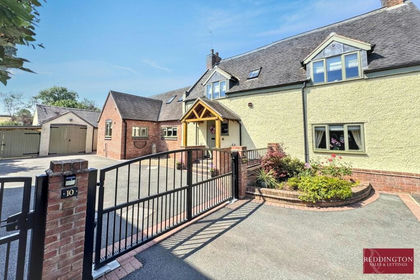4.6 acres of Cottage for sale in Osgathorpe