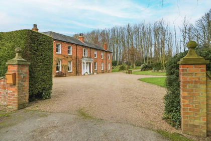 6 acres of Country Estate for sale in Thornton Curtis