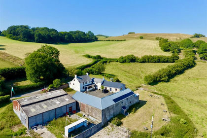 10.5 acres of Farmhouse for sale in Honddu Isaf