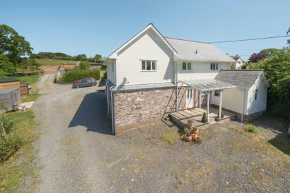 5.4 acres of House with Land for sale in Brayford