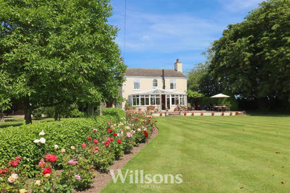 1.7 acres of Farmhouse for sale in Willoughby with Sloothby