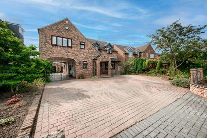 1 acre of House with Land for sale in Meriden