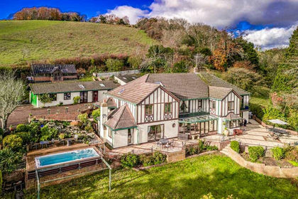 1.5 acres of House with Land for sale in Streatley