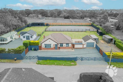 1 acre of House with Land for sale in Bowers Gifford and North Benfleet