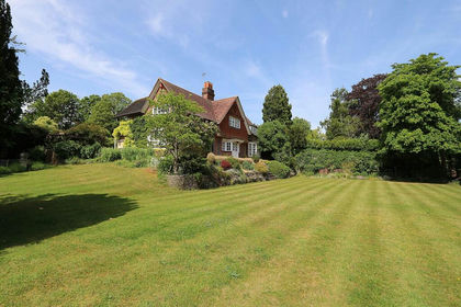1.7 acres of House with Land for sale in Pangbourne