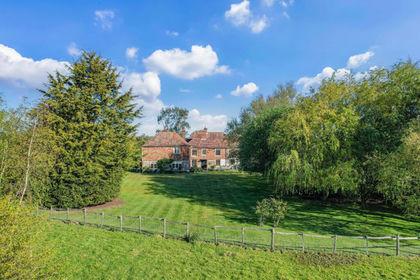 7 acres of Farmhouse for sale in Bilsington
