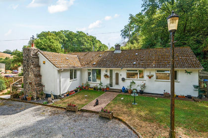 1 acre of House with Land for sale in Doddiscombsleigh