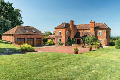 1 acre of Farmhouse for sale in White Ladies Aston