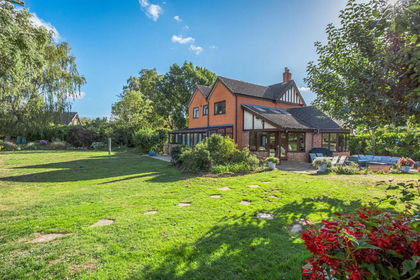 1 acre of House with Land for sale in Swannington