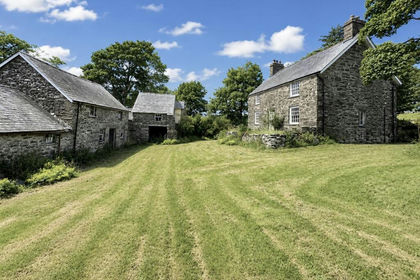 1 acre of Farmhouse for sale in Cerrigydrudion