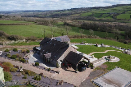21.5 acres of Farmhouse for sale in Llangyndeyrn