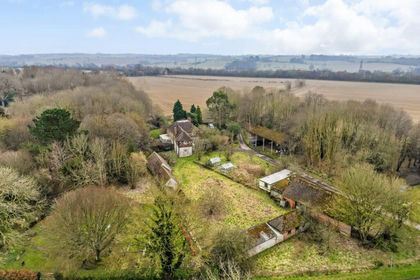 4.3 acres of Farmhouse for sale in Sellindge