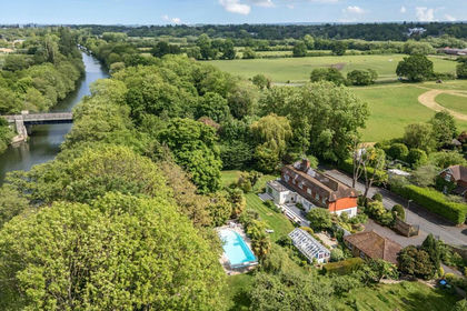 1 acre of House with Land for sale in Runnymede and Weybridge