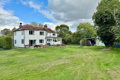 3 acres of Cottage for sale in Brimpton