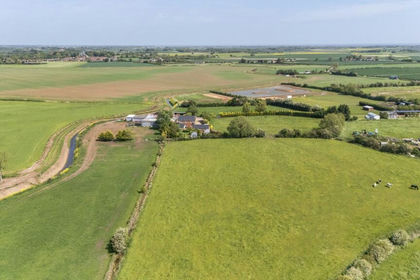 11 acres of Farmhouse for sale in Mumby