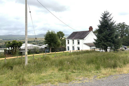 1 acre of House with Land for sale in Gwaun-Cae-Gurwen