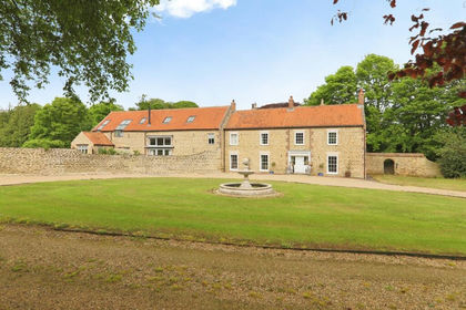 5 acres of Farmhouse for sale in Scunthorpe