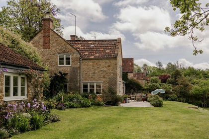 1.5 acres of Cottage for sale in Pitcombe