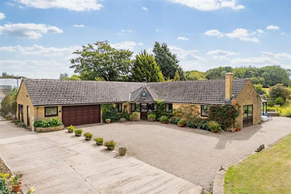 11 acres of House with Land for sale in Greatworth and Halse