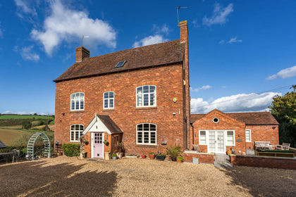 4.1 acres of House with Land for sale in Astley and Dunley