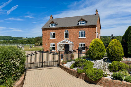 2 acres of House with Land for sale in Stratford-Upon-Avon