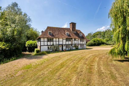 4.5 acres of Farmhouse for sale in Biddenden