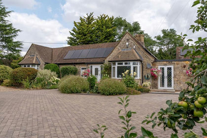 1.5 acres of House with Land for sale in Beckley and Stowood