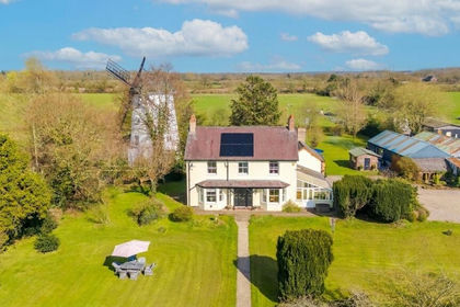 1 acre of Farmhouse for sale in Puddington