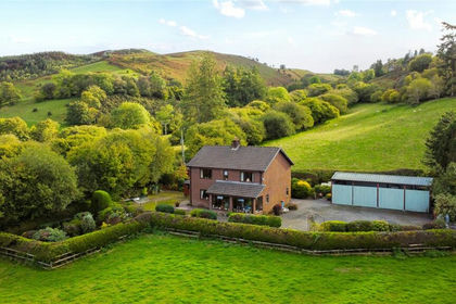 98.7 acres of Farm for sale in Banwy