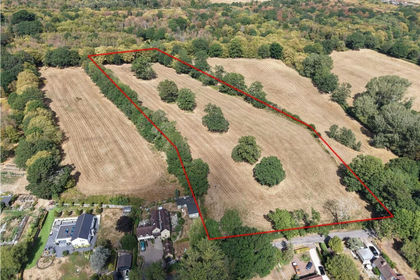 6.6 acres of For sale in Broxbourne