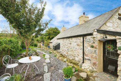 4.6 acres of Cottage for sale in Llanllyfni