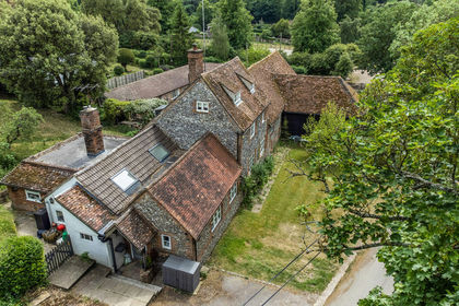 3 acres of Farmhouse for sale in Bix and Assendon